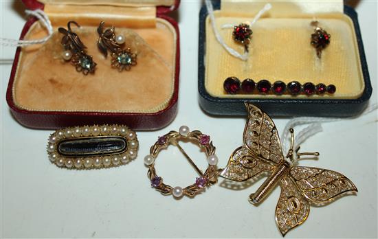 9ct filigree gold articulated butterfly brooch, gold, pearl & ruby wreath brooch, pearl-set brooch, 9ct earrings etc